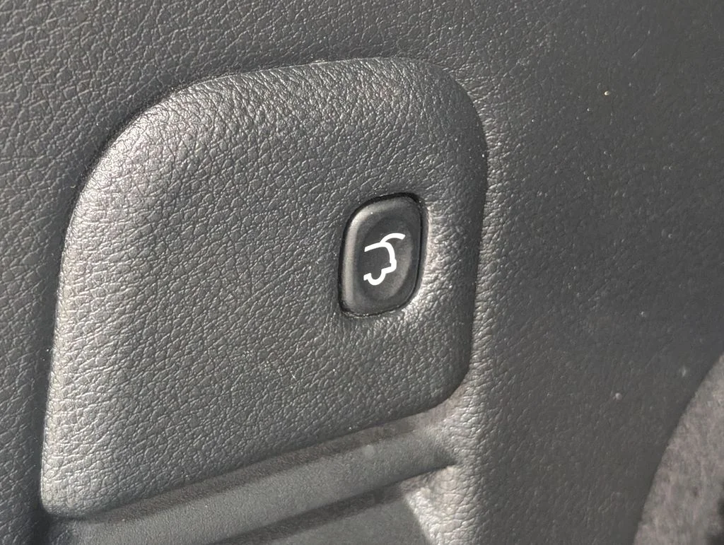 Used 2020 Diamond Black Crystal Pearlcoat Jeep Laredo image 17
