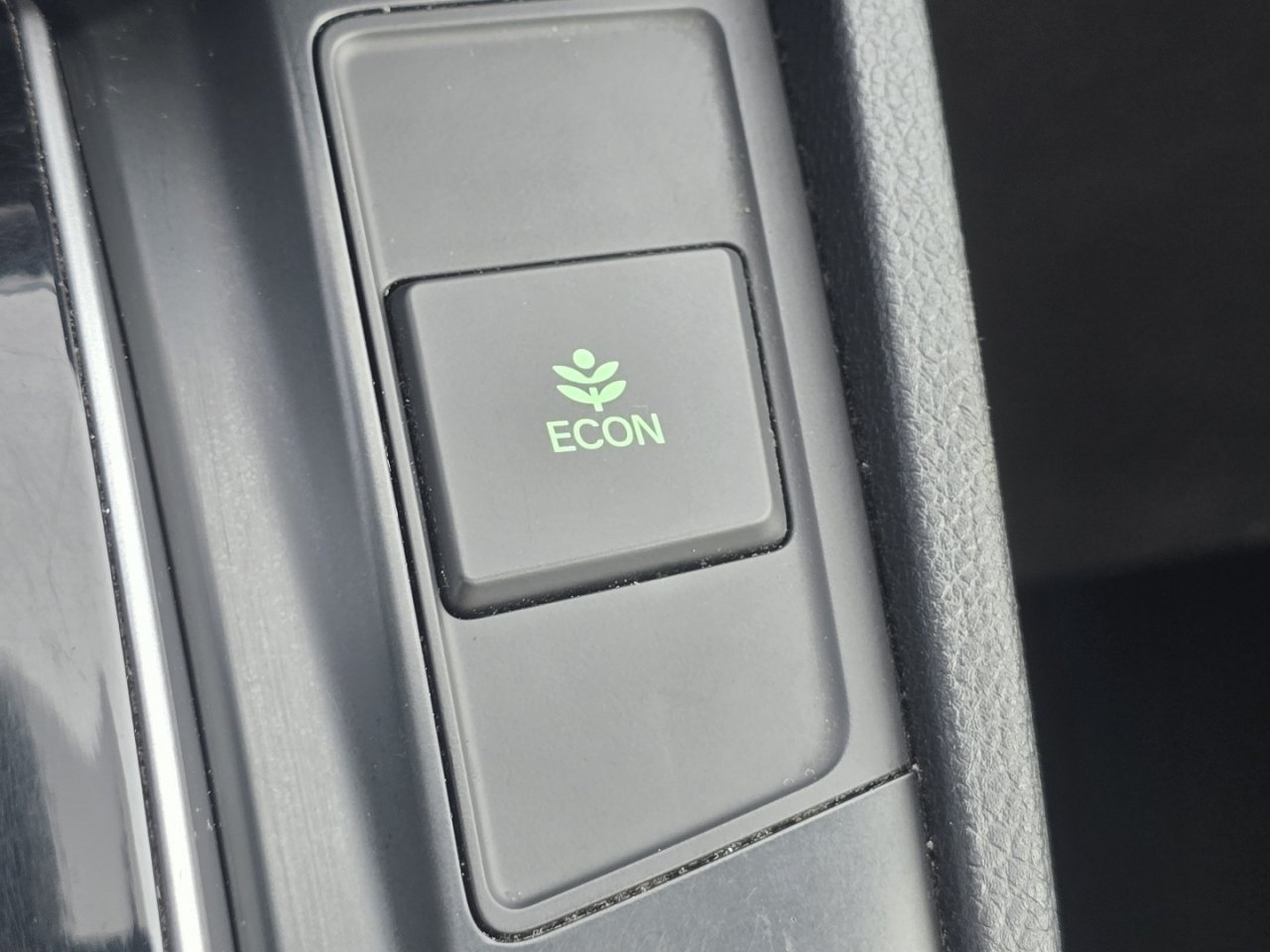 Used 2017 White Honda EX-L image 29