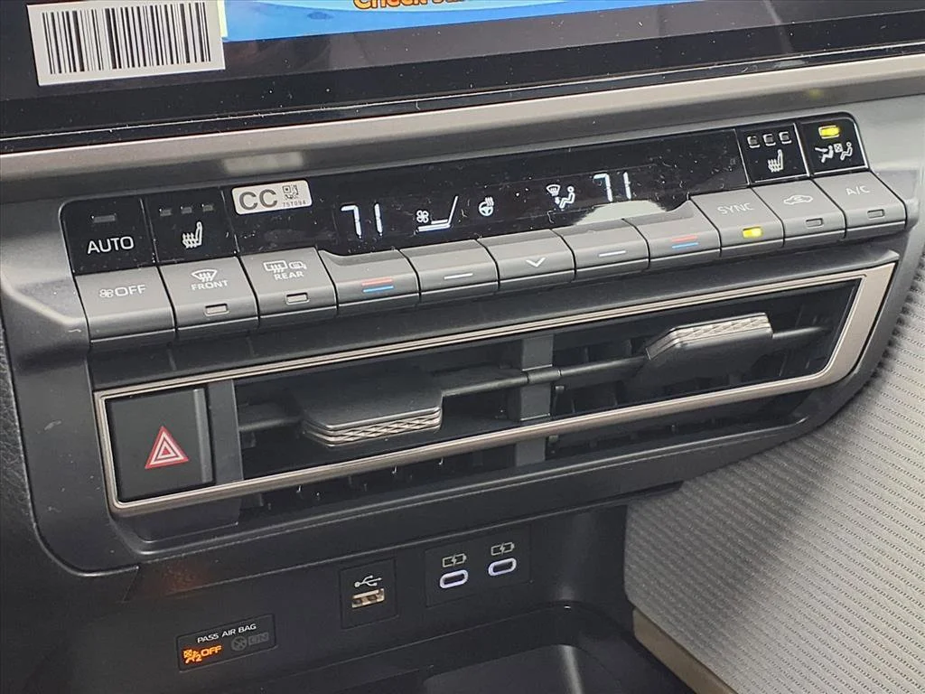 2026 Toyota Camry SE - Photo 9