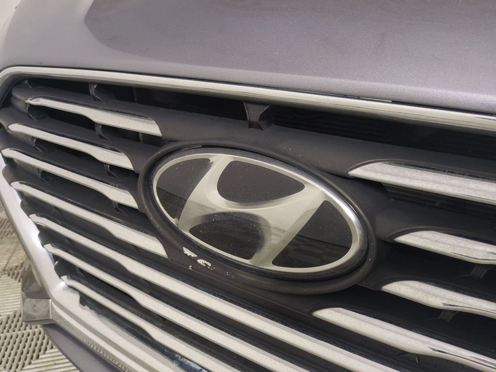 Used 2019 Gray Hyundai SE image 13