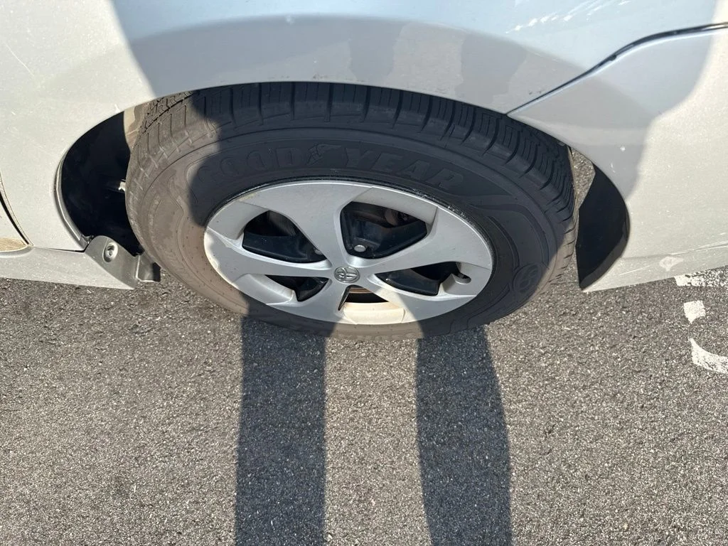 Used 2015 Silver Toyota Three image 17