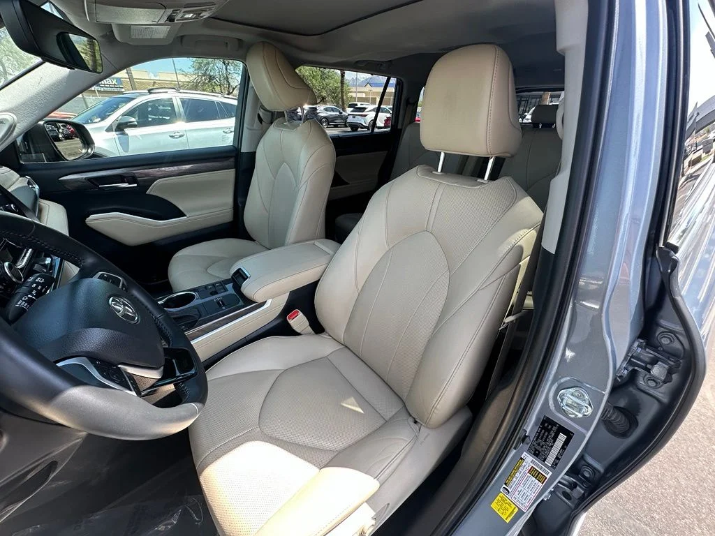 Used 2023  Toyota Limited image 4