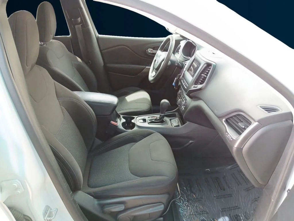 Used 2021 White Jeep Latitude image 17