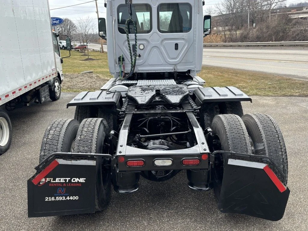 Used 2021 Gray Freightliner CASCADIA image 3