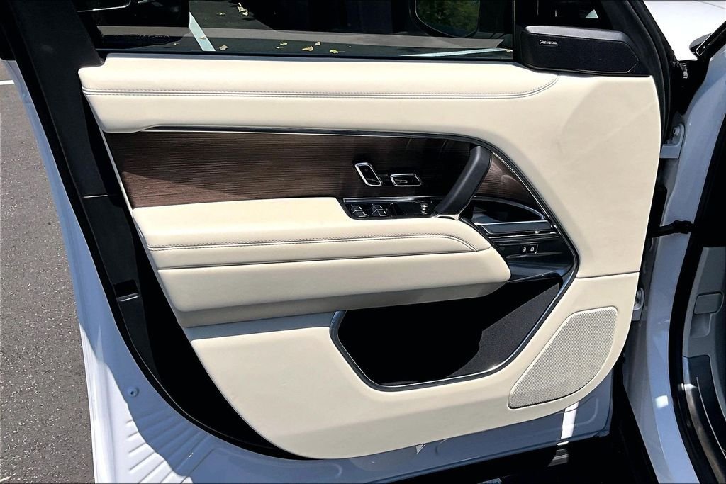 Used 2025 White Land Rover SE image 18