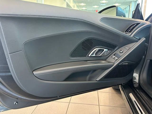 Used 2017 Daytona Gray Pearl Effect Audi V10 image 11