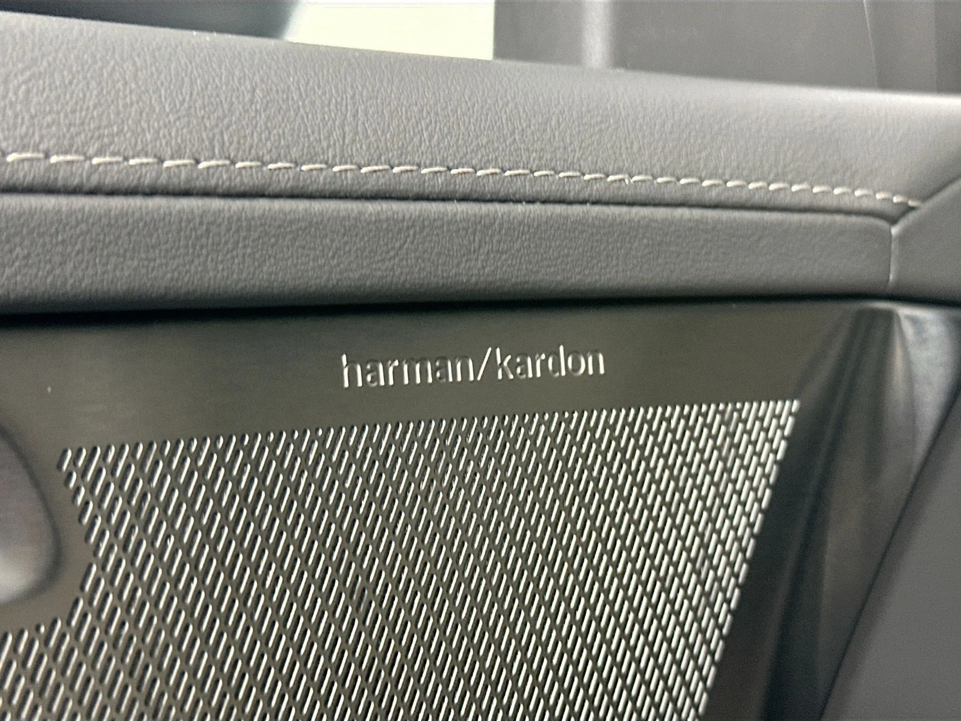 New 2026 Blue Volvo B6 Plus 7-Seater image 17