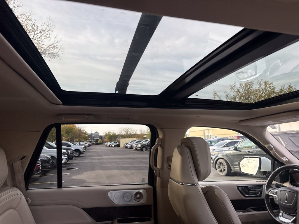 Used 2020 White Lincoln Reserve image 5