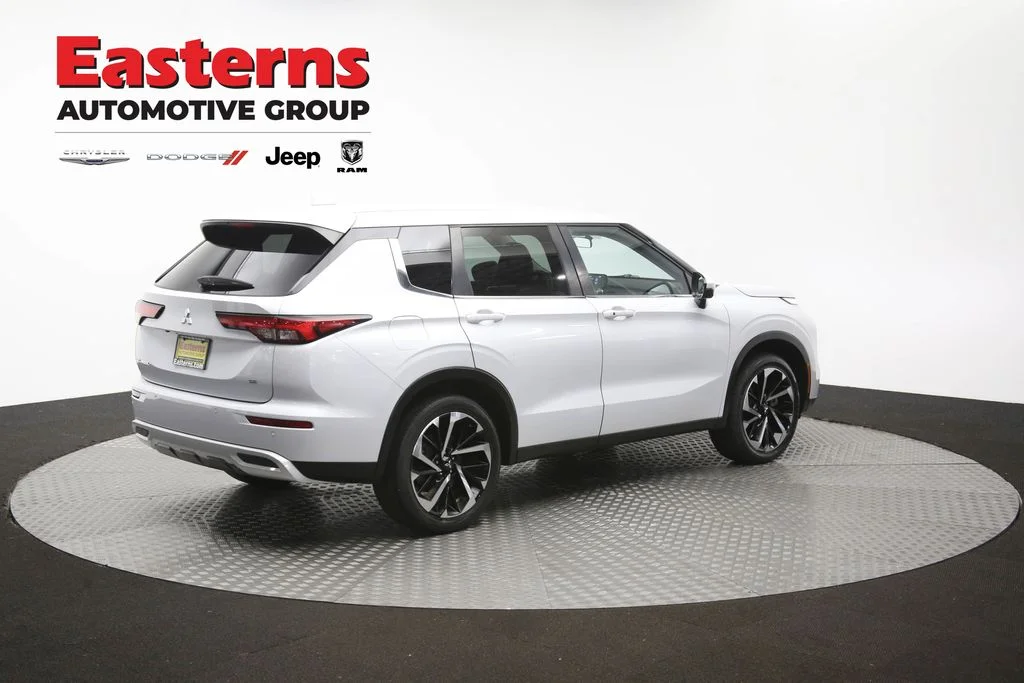 Used 2022 White Mitsubishi SE image 40
