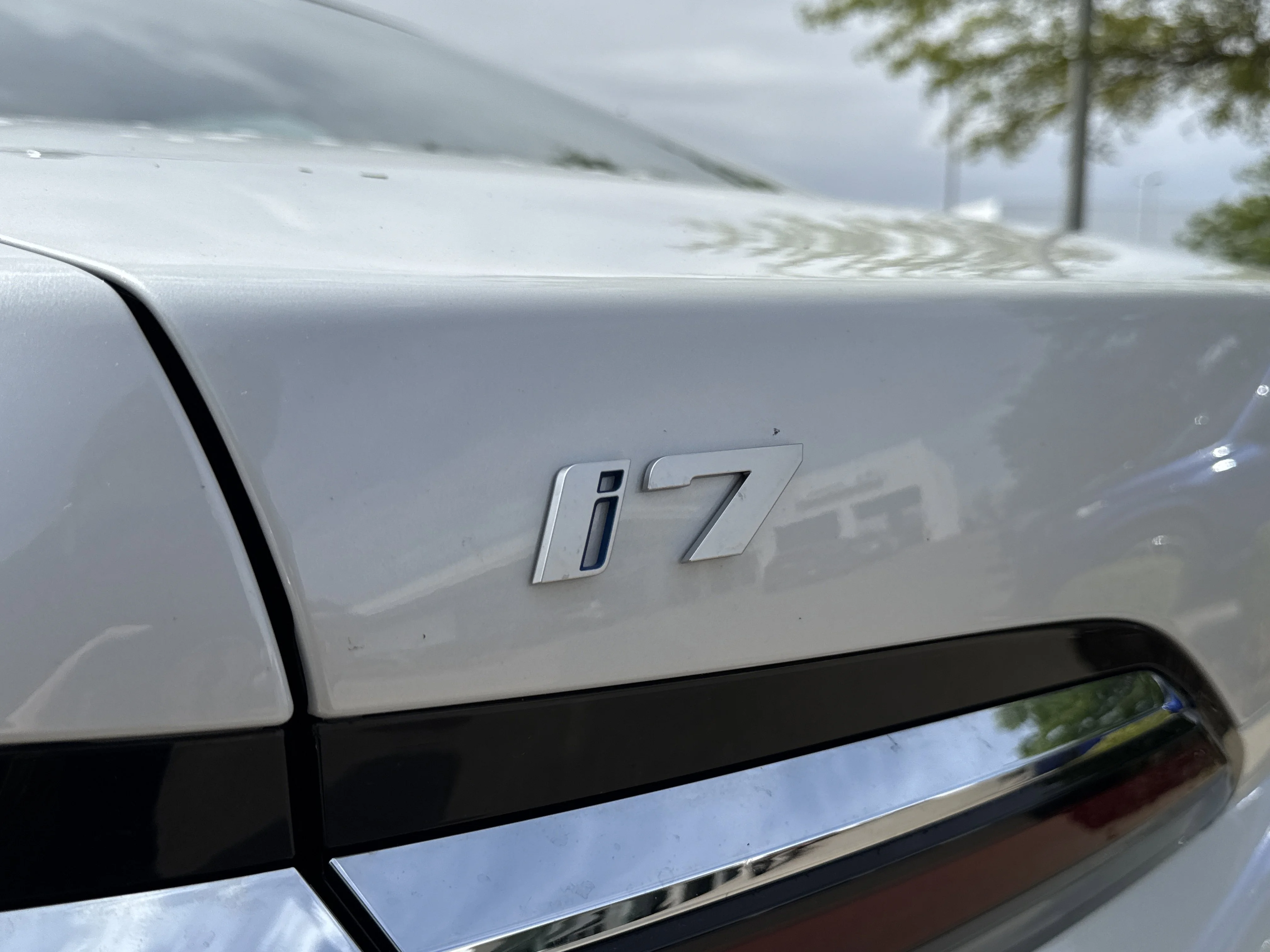 New 2026 MINERAL WHITE BMW xDrive60 image 8