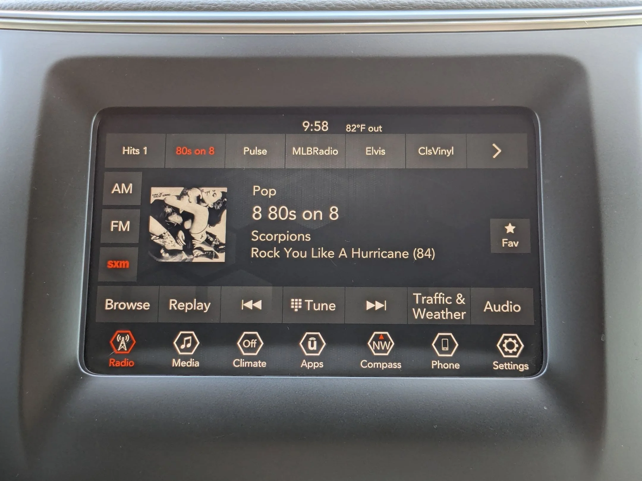 Used 2019 Diamond Black Crystal Pearlcoat Jeep Latitude image 17