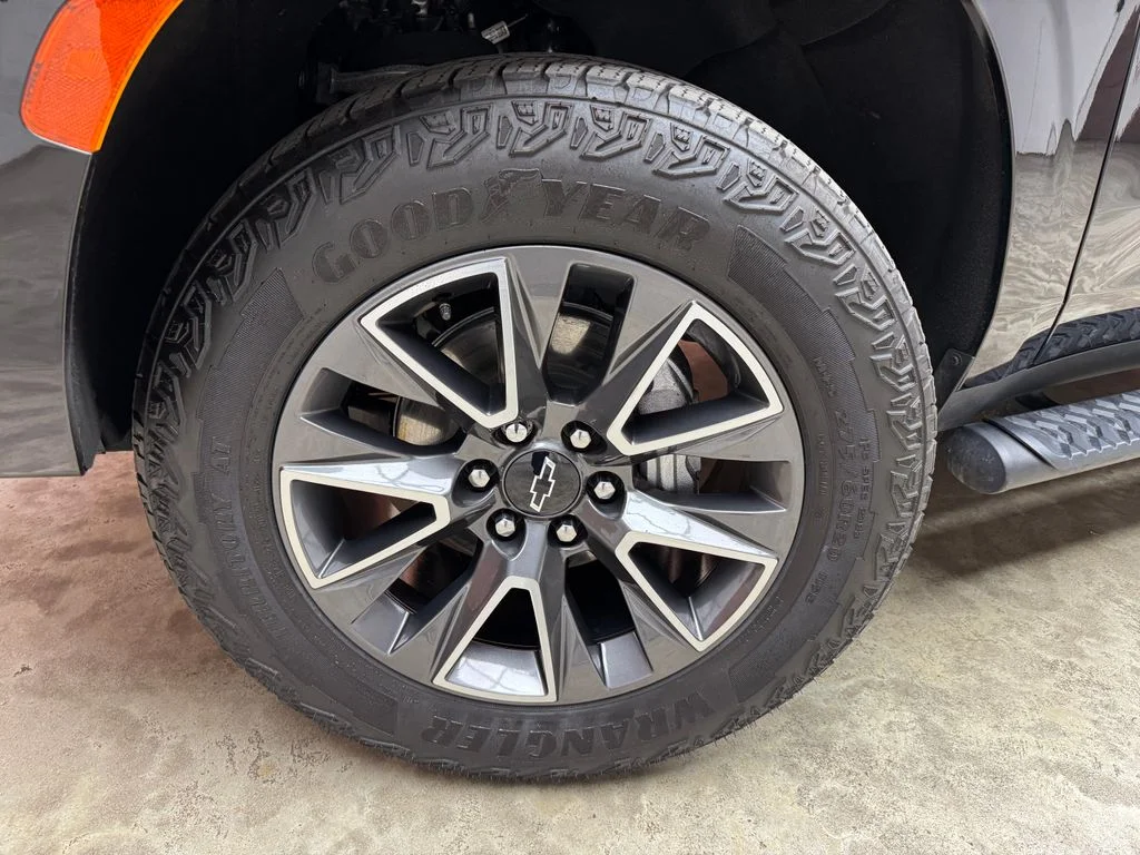 Used 2024 Black Chevrolet Z71 image 30
