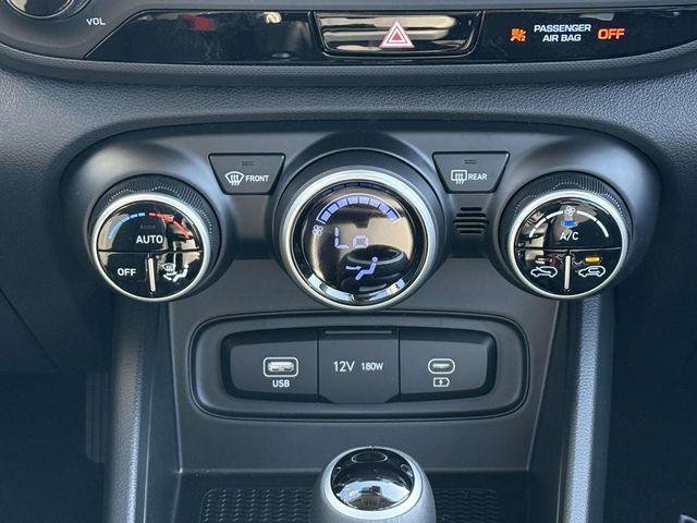 2025 Hyundai Venue SEL - Photo 6