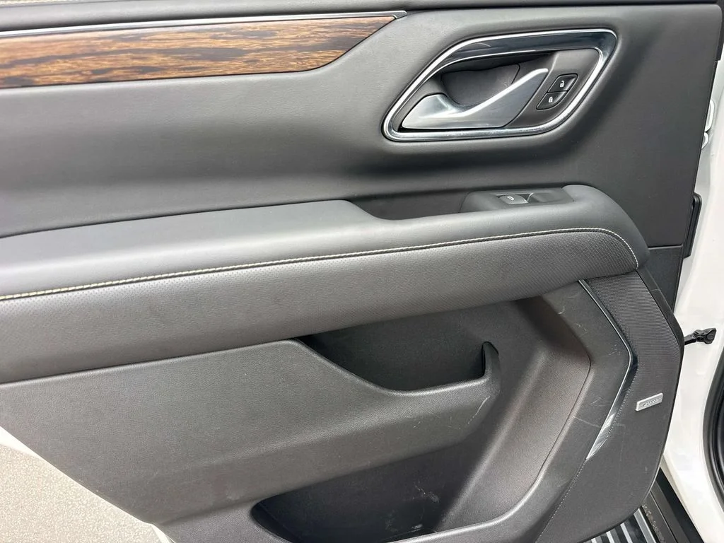 Used 2022 Iridescent Pearl Tricoat Chevrolet Premier image 16