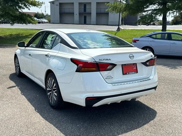 Used 2023 White Nissan 2.5 SV image 7