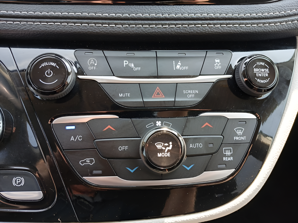Used 2024 Silver Chrysler Touring L image 22