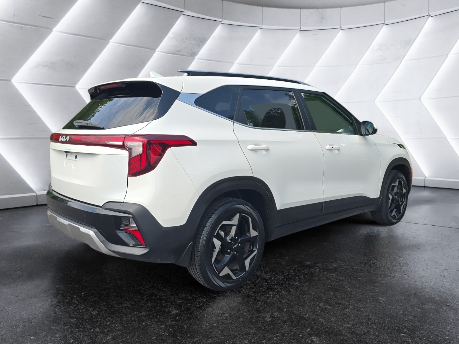 Used 2024 White Kia EX image 5