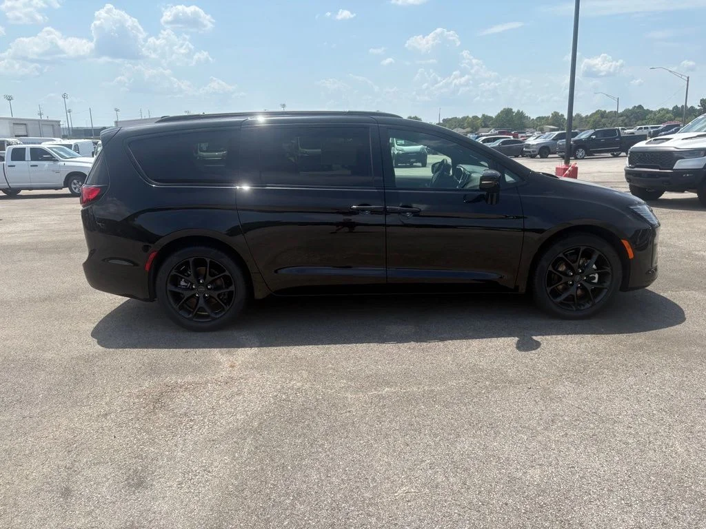 New 2027 Diamond Black Crystal Pearl-Coat Exterior Paint Chrysler Limited image 9