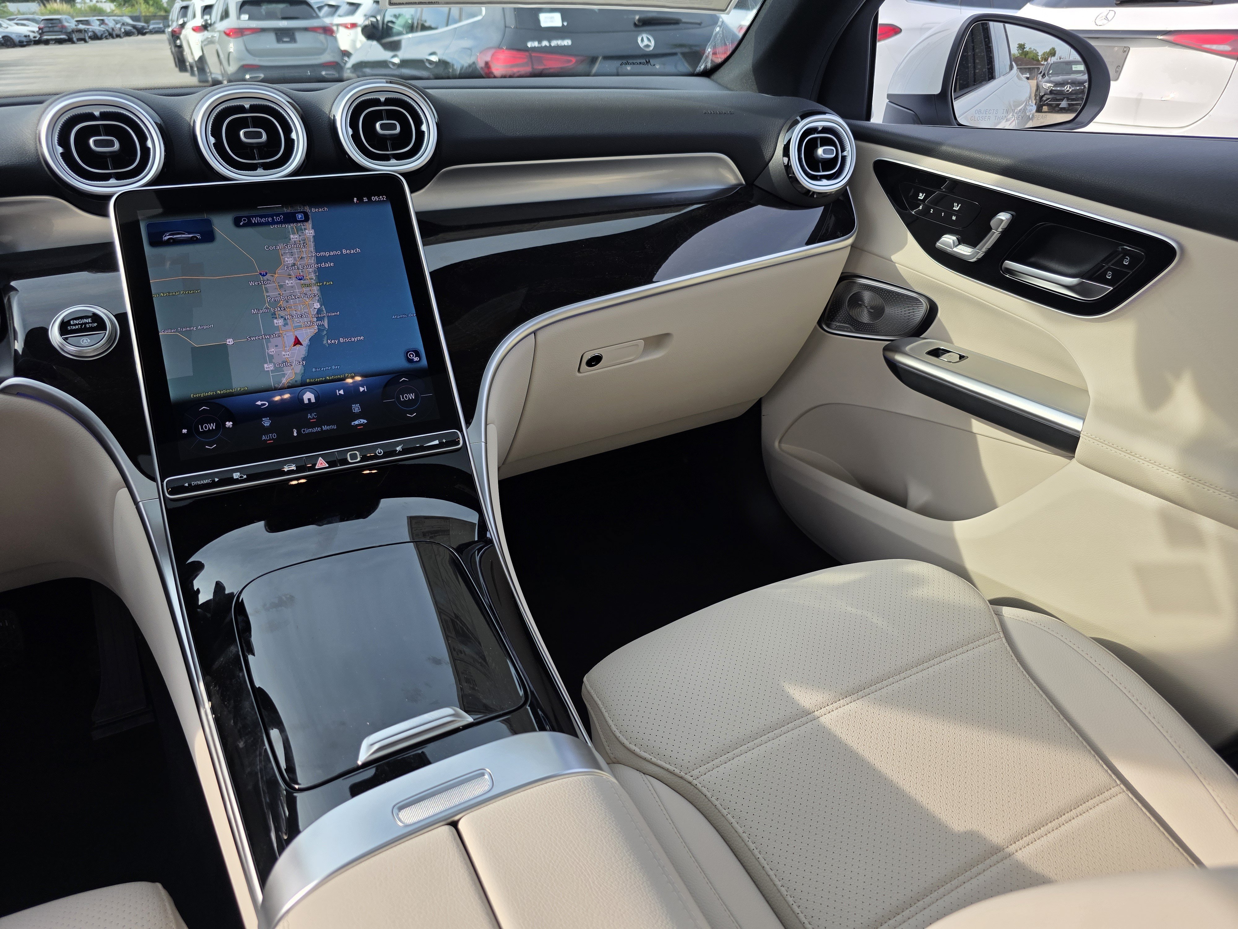 New 2026 Polar White Mercedes-Benz GLC 300 image 11