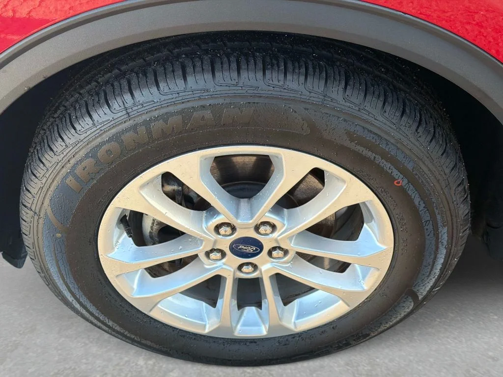 Used 2022 Red Ford SE image 12