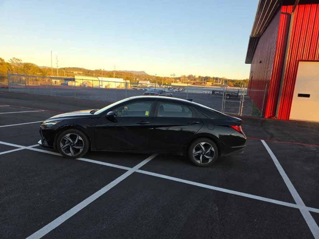 Used 2023 Black Hyundai SEL image 4