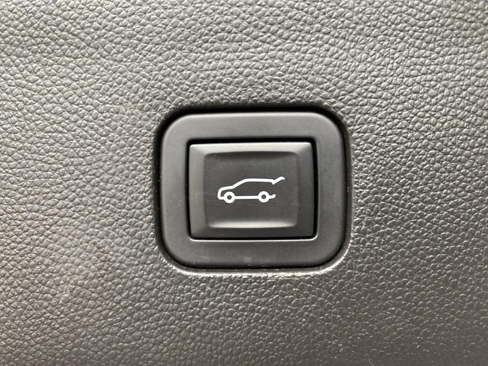 Used 2018 Black Cherry Metallic Buick Essence image 8