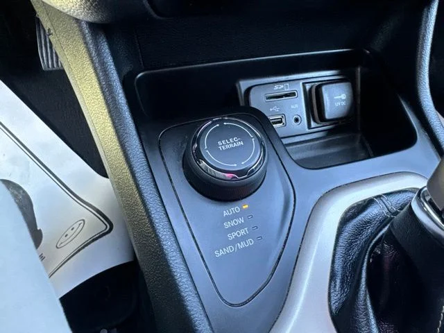 Used 2016 White Jeep Sport image 21