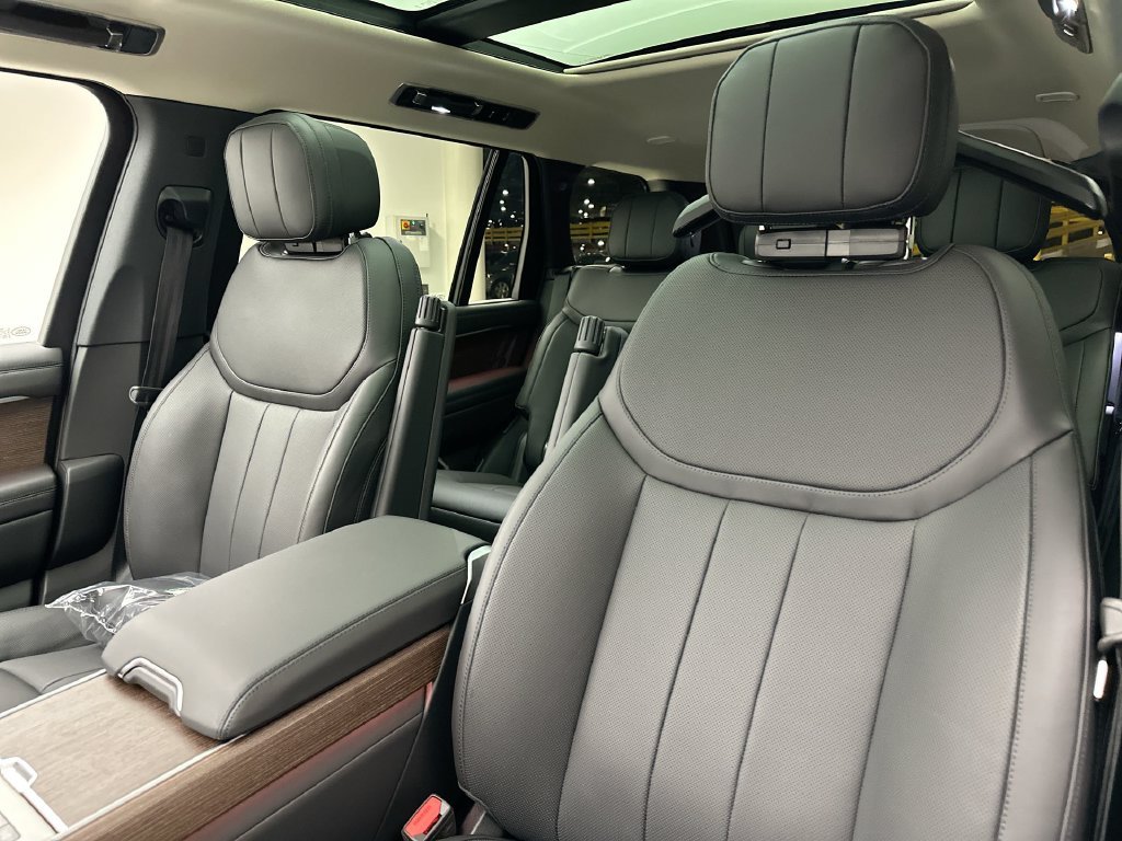 New 2027 Eiger Grey Land Rover SE image 10