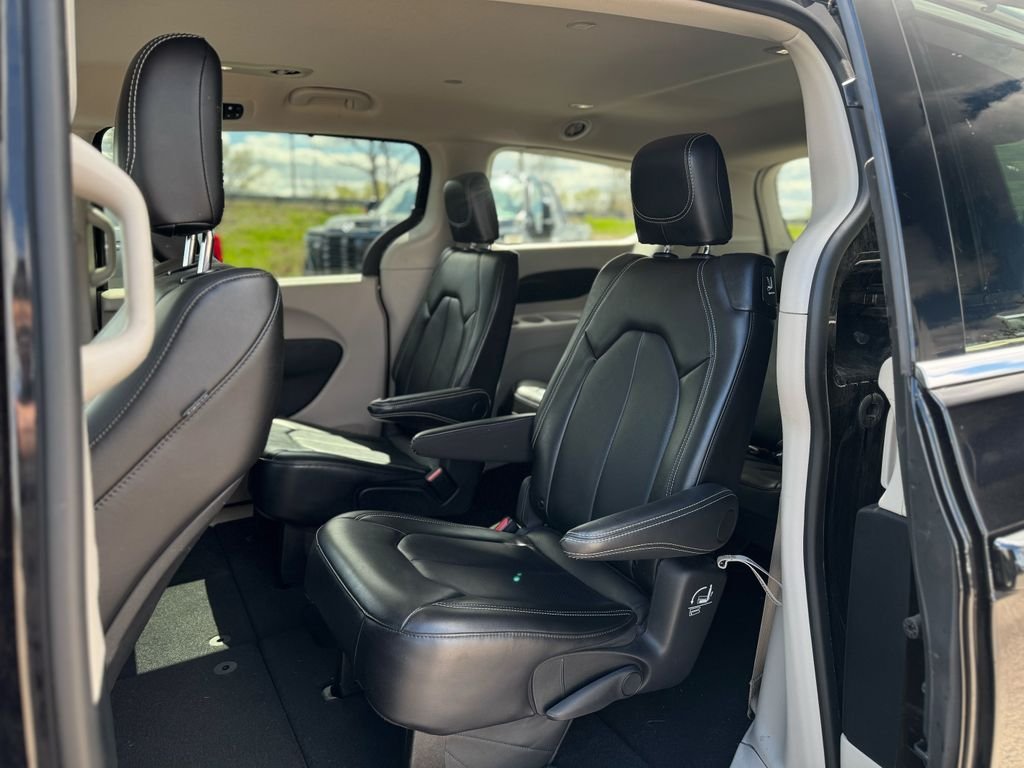 2024 Chrysler Pacifica Touring L - Photo 12