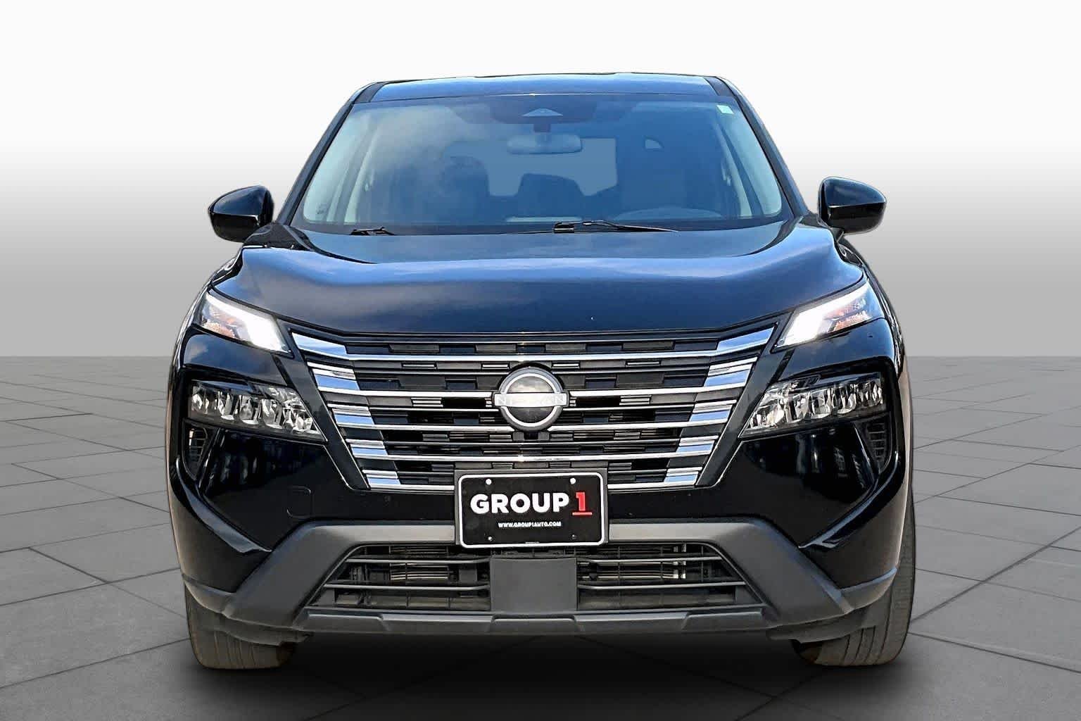 Used 2025 Super Black Nissan SV image 3