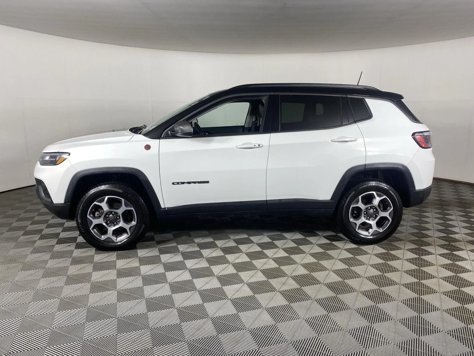 Used 2022 Bright White Clearcoat Jeep Trailhawk image 14