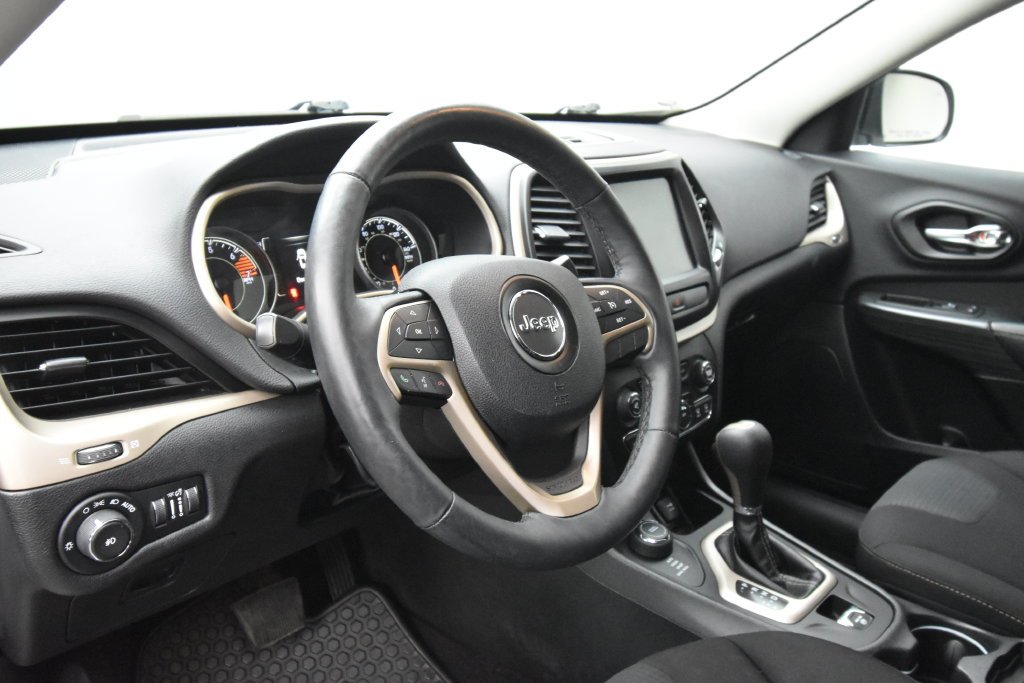 Used 2017 White Jeep Latitude image 11