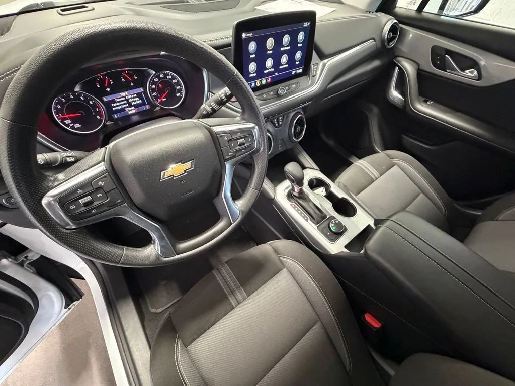 Used 2025 Summit White Chevrolet 2LT image 13