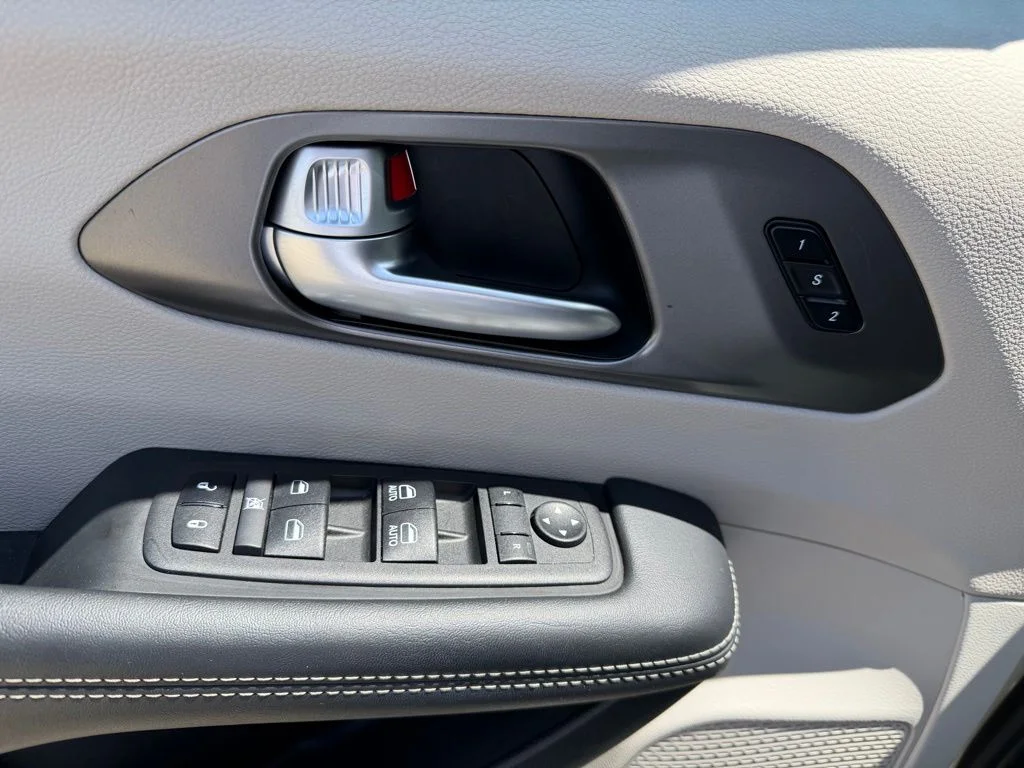 Used 2024 Silver Chrysler Touring L image 9