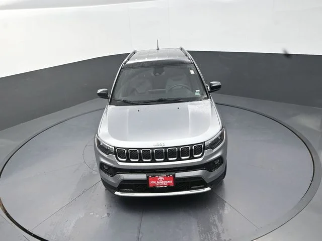 Used 2024  Jeep Limited image 23