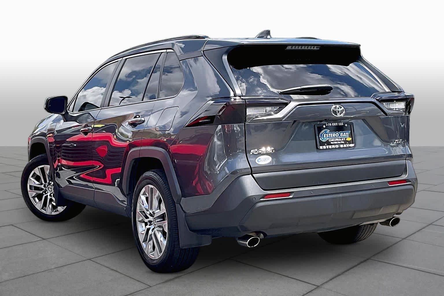Used 2020 Magnetic Gray Metallic Toyota XLE Premium image 13
