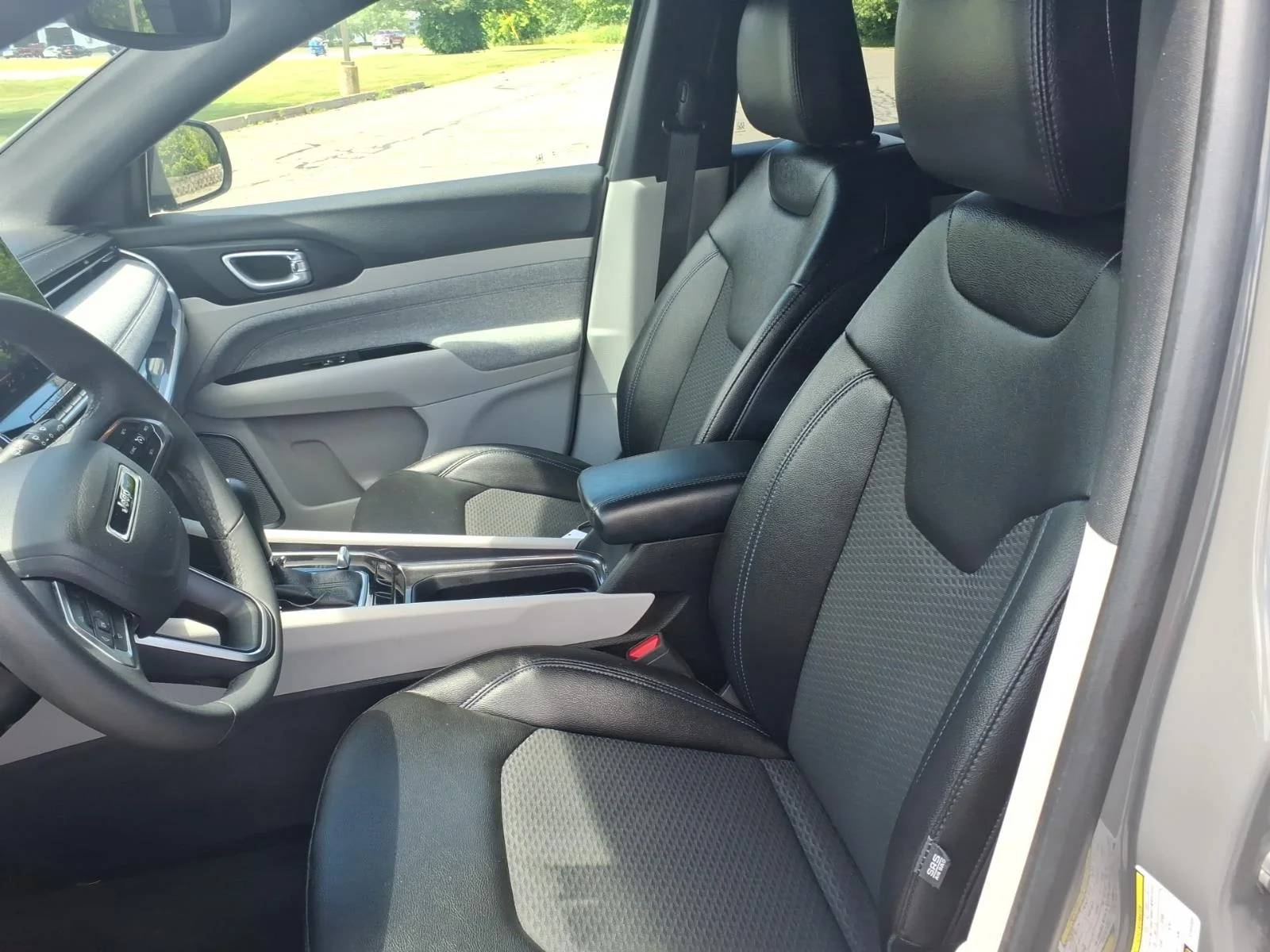Used 2024 Gray Clearcoat Jeep Latitude image 14