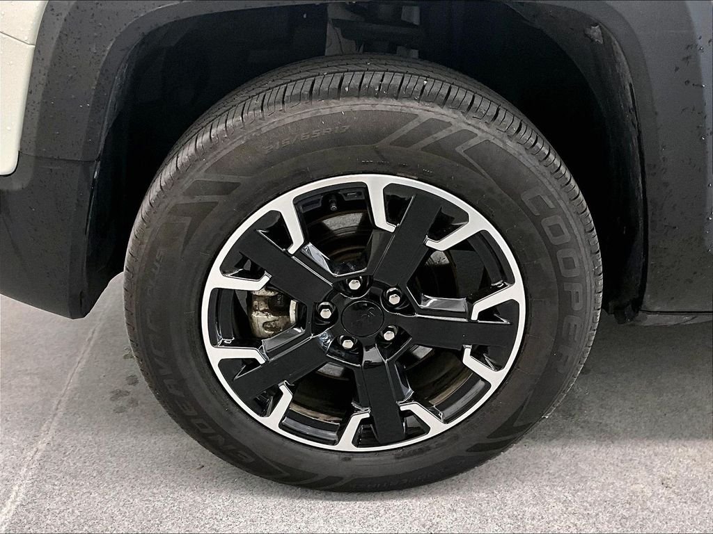 Used 2023 Alpine White Clearcoat Jeep Latitude image 7