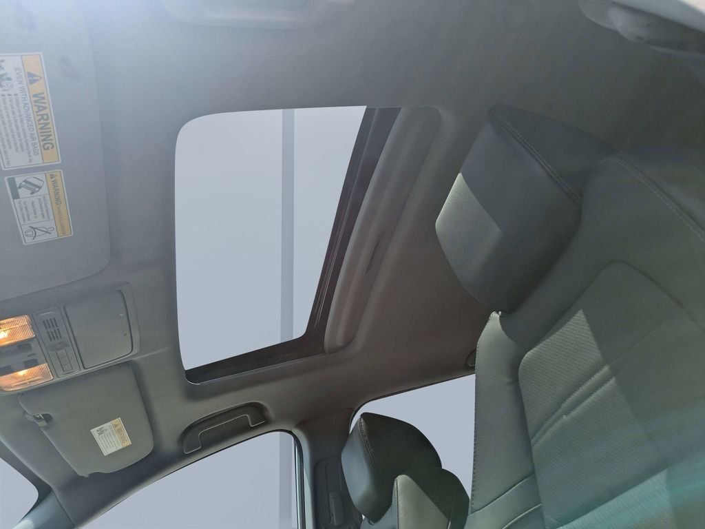 Used 2022 White Honda EX-L image 22