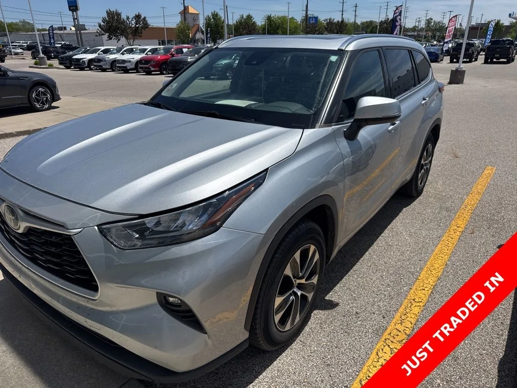 Used 2020 Silver Toyota XLE image 1