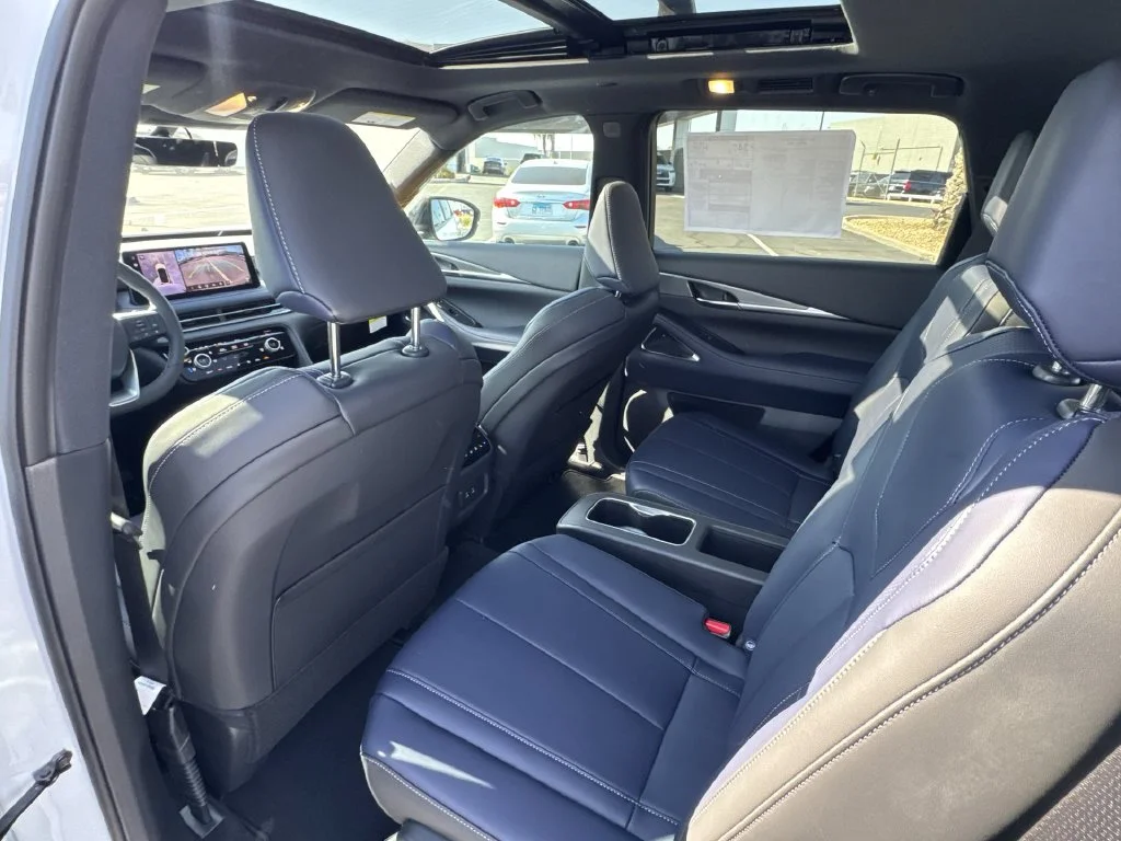 New 2027 2T RAD WHT INFINITI Sport AWD image 6