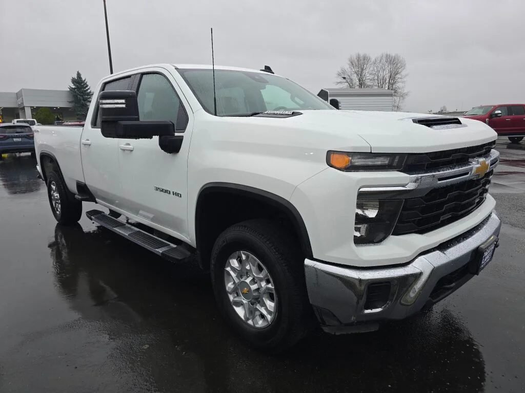 Used 2024 Summit White Chevrolet LT image 3