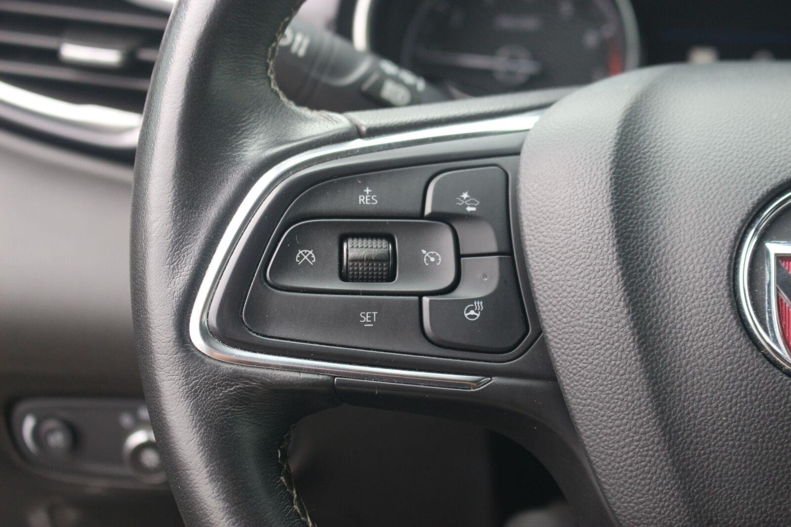 Used 2022 White Frost Tricoat Buick Essence image 20