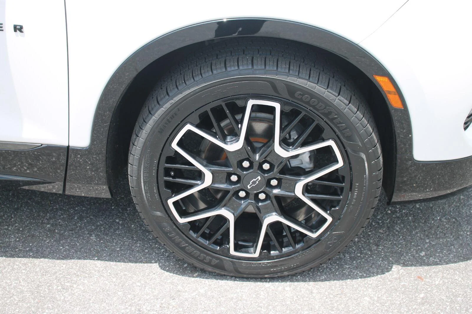 Used 2025 Iridescent Pearl Tricoat Chevrolet RS image 38