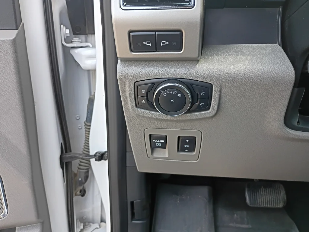 Used 2019 Oxford White Ford LARIAT image 22