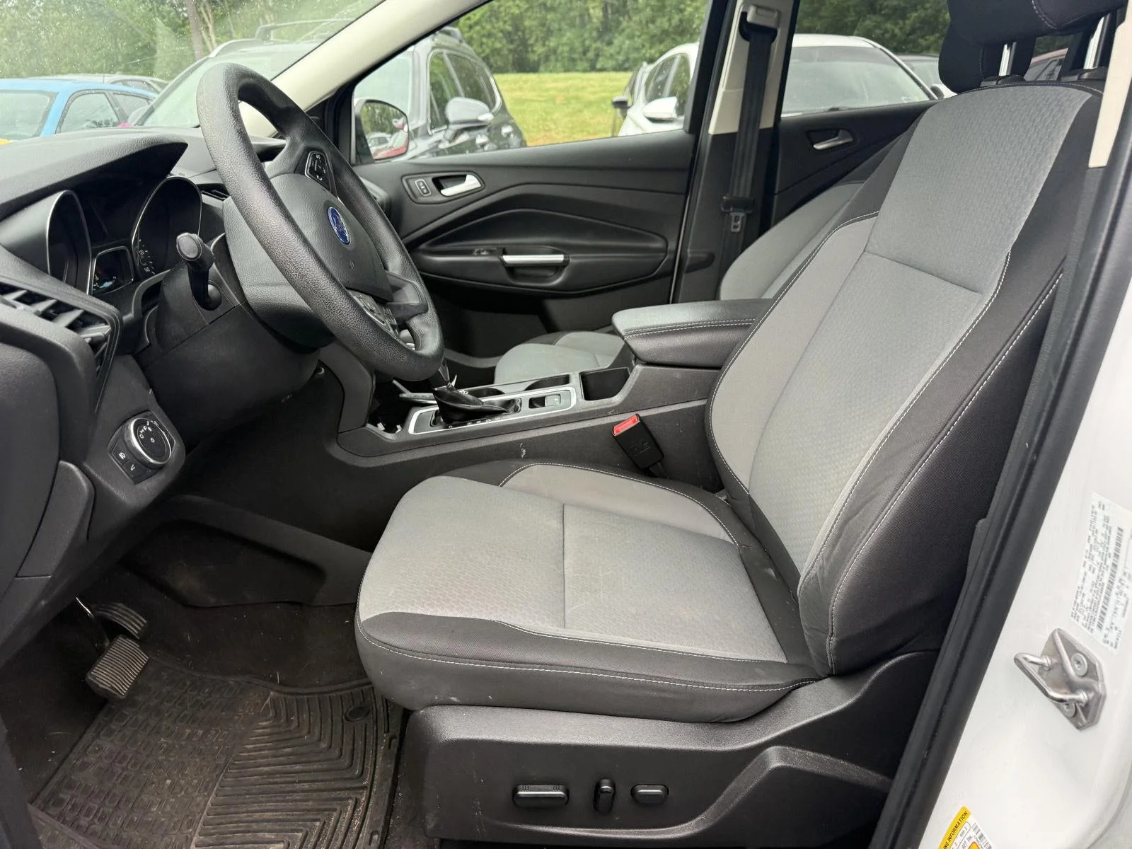 Used 2019 Wh Ford SE image 4