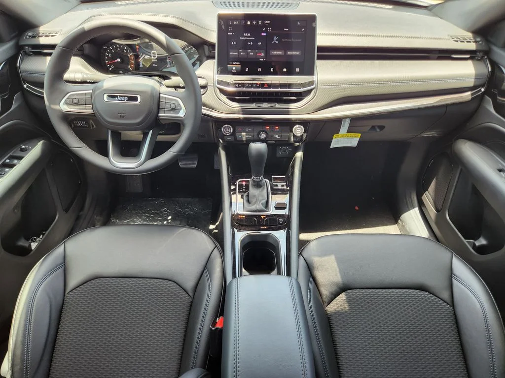 New 2026 Bright White Clear-Coat Exterior Paint Jeep Latitude image 19