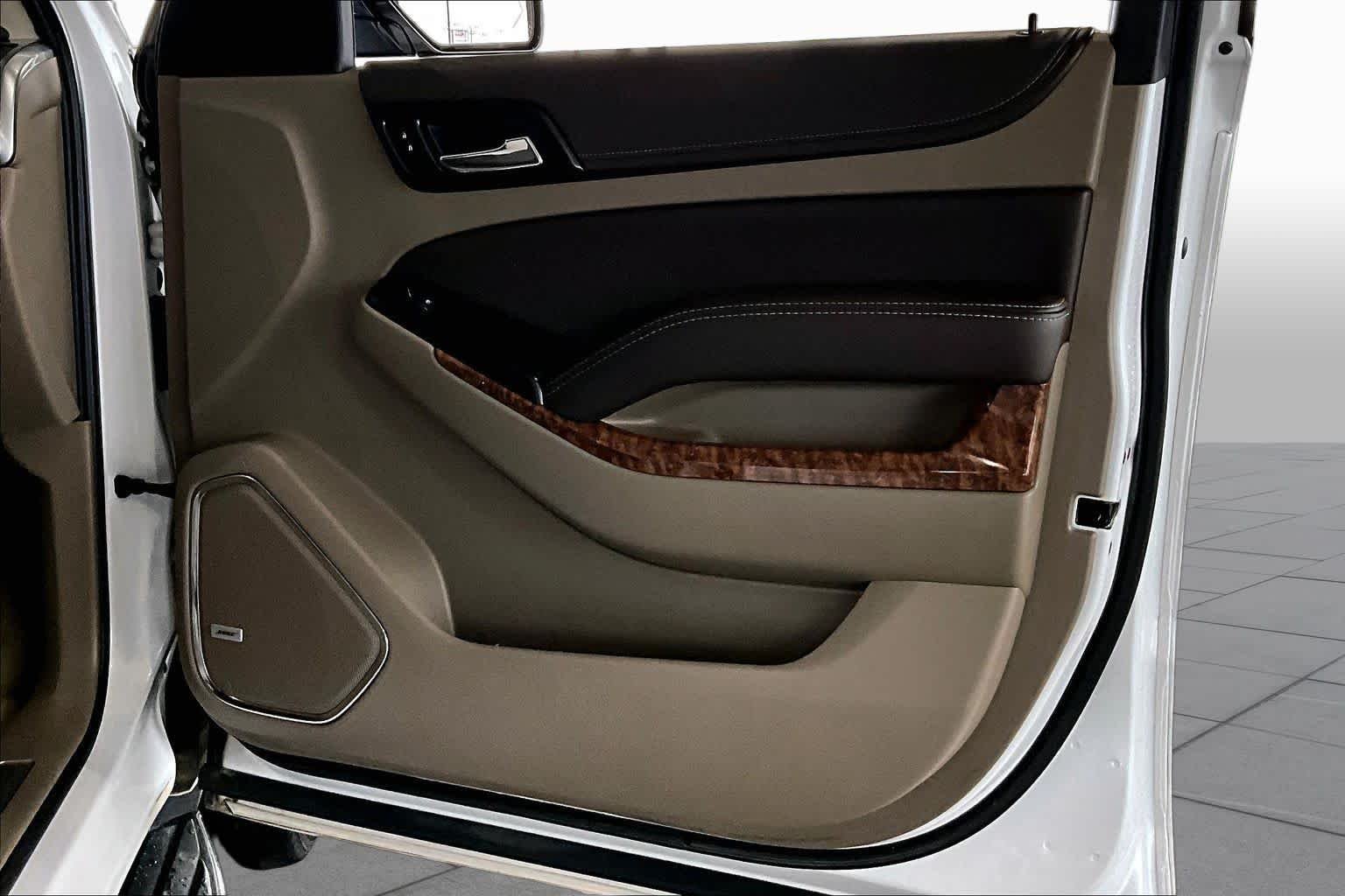 Used 2017 Iridescent Pearl Tricoat Chevrolet Premier image 23