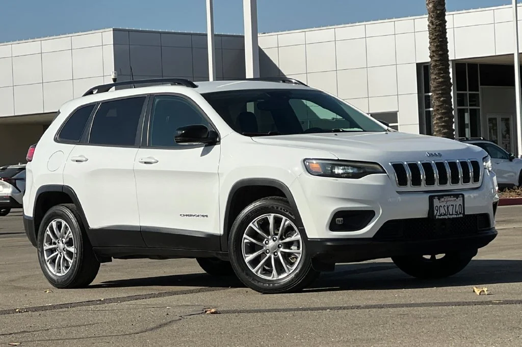 Used 2022 White Jeep Latitude Lux image 2