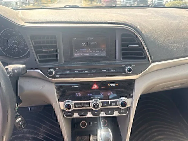 Used 2020 Red Hyundai SE image 16